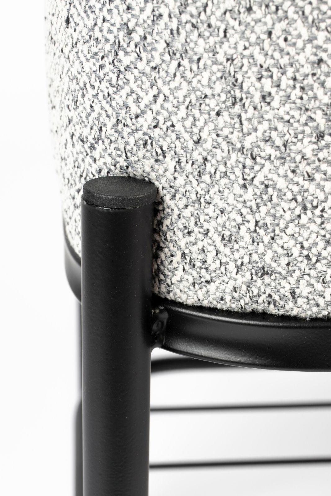 Nahaufnahme einer Sitzbank mit schwarzem Metallrahmen und grauem, strukturiertem Stoffbezug, seitliche Perspektive.