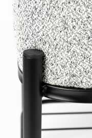 Nahaufnahme einer Sitzbank mit schwarzem Metallrahmen und grauem, strukturiertem Stoffbezug, seitliche Perspektive.