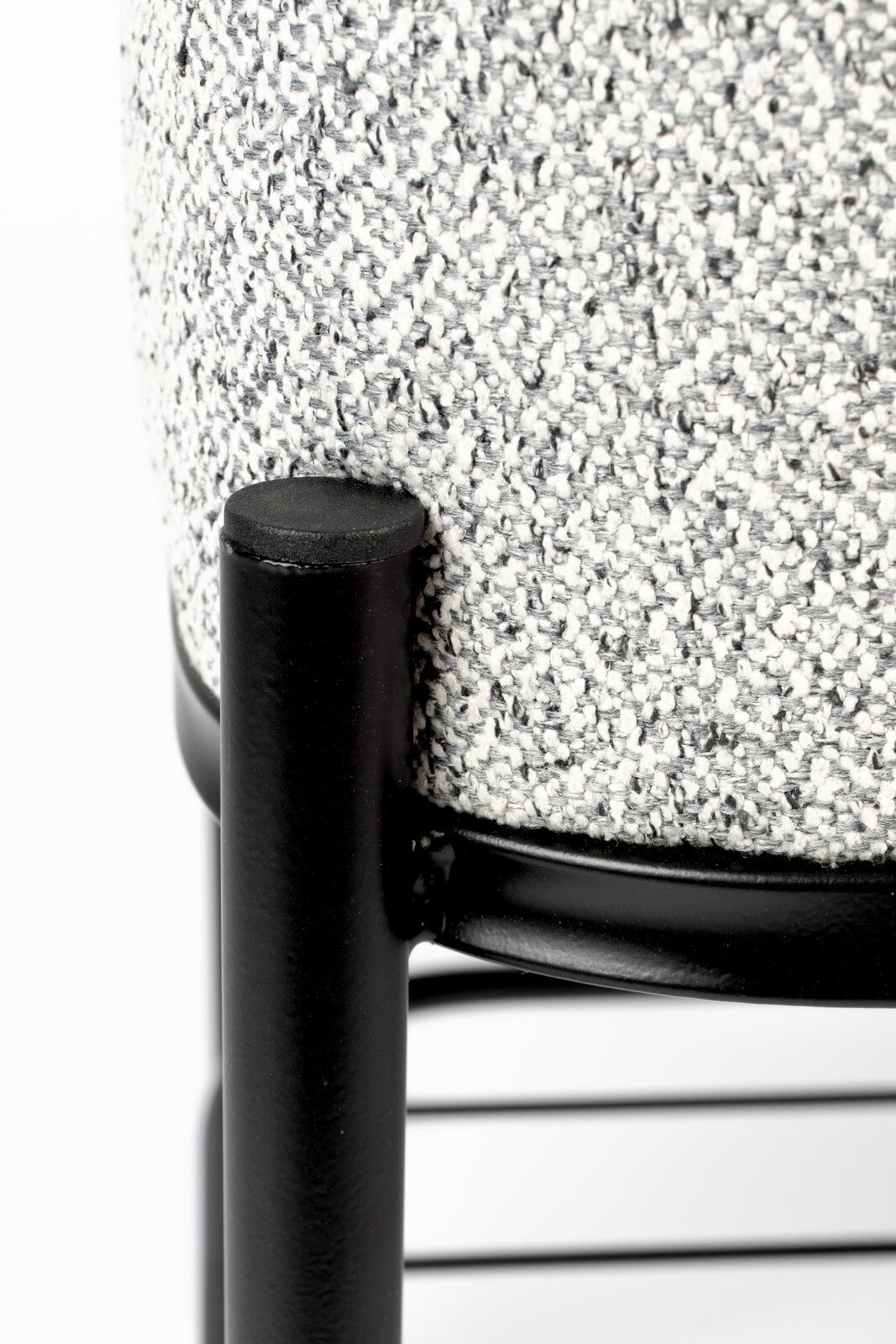 Nahaufnahme einer Sitzbank mit schwarzem Metallrahmen und grauem, strukturiertem Stoffbezug, seitliche Perspektive.