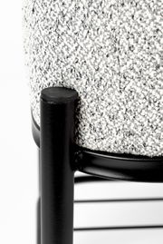 Nahaufnahme einer Sitzbank mit schwarzem Metallrahmen und grauem, strukturiertem Stoffbezug, seitliche Perspektive.