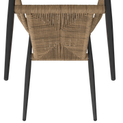 Ansicht von oben auf einen Stapelsessel mit geflochtener Sitzfläche und schwarzen Beinen.