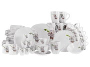 Weißes Porzellan-Geschirrset mit Orchideen-Blütenmotiv, Teller, Tassen, Becher und Schalen im Studio-Produktfoto aus leicht schräger Vorderansicht.