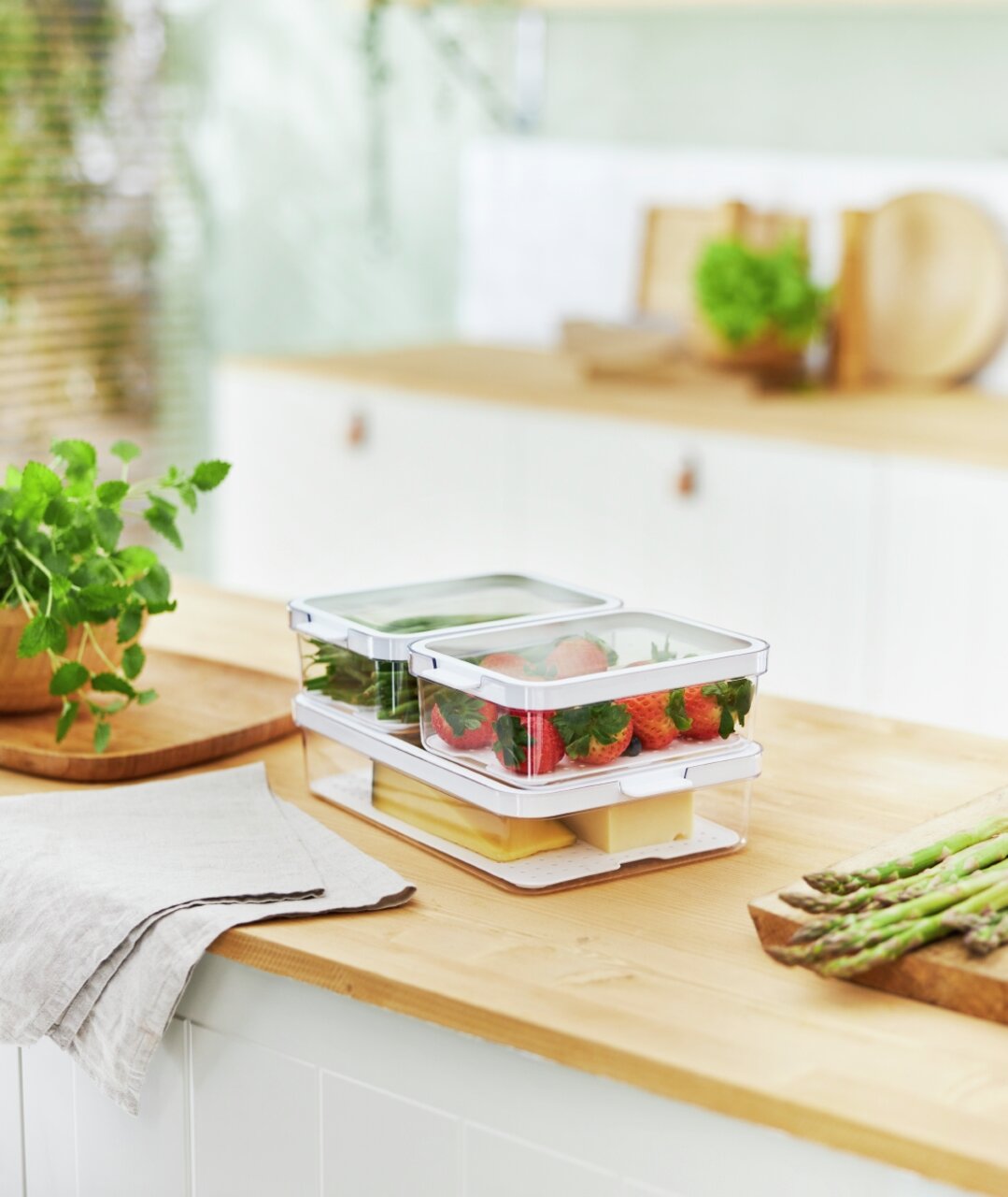 rotho Koelkastorganizer, 3-delig CAUMA Koelkastorganizer (3-delig), gevuld met verse aardbeien en kaas, vanaf de zijkant gefotografeerd op een aanrechtblad.