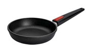 Gusspfanne 20cm Nowo Titanium aus seitlicher Perspektive mit schwarzem Griff und rotem Akzent