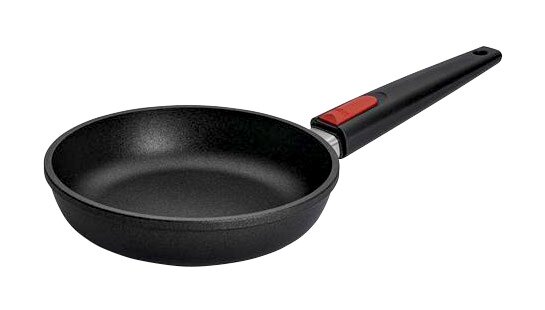 Gusspfanne 20cm Nowo Titanium aus seitlicher Perspektive mit schwarzem Griff und rotem Akzent