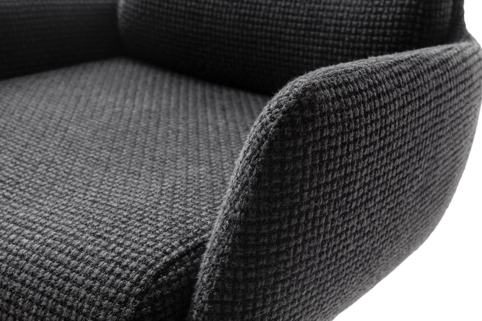 Nahaufnahme eines Barstuhls mit Armlehnen in dunklem, strukturiertem Stoff, seitliche Perspektive.
