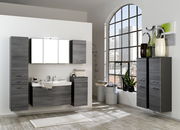 Moderner Midischrank in dunkler Holzoptik, Teil eines stilvollen Badezimmersets, seitliche Perspektive.