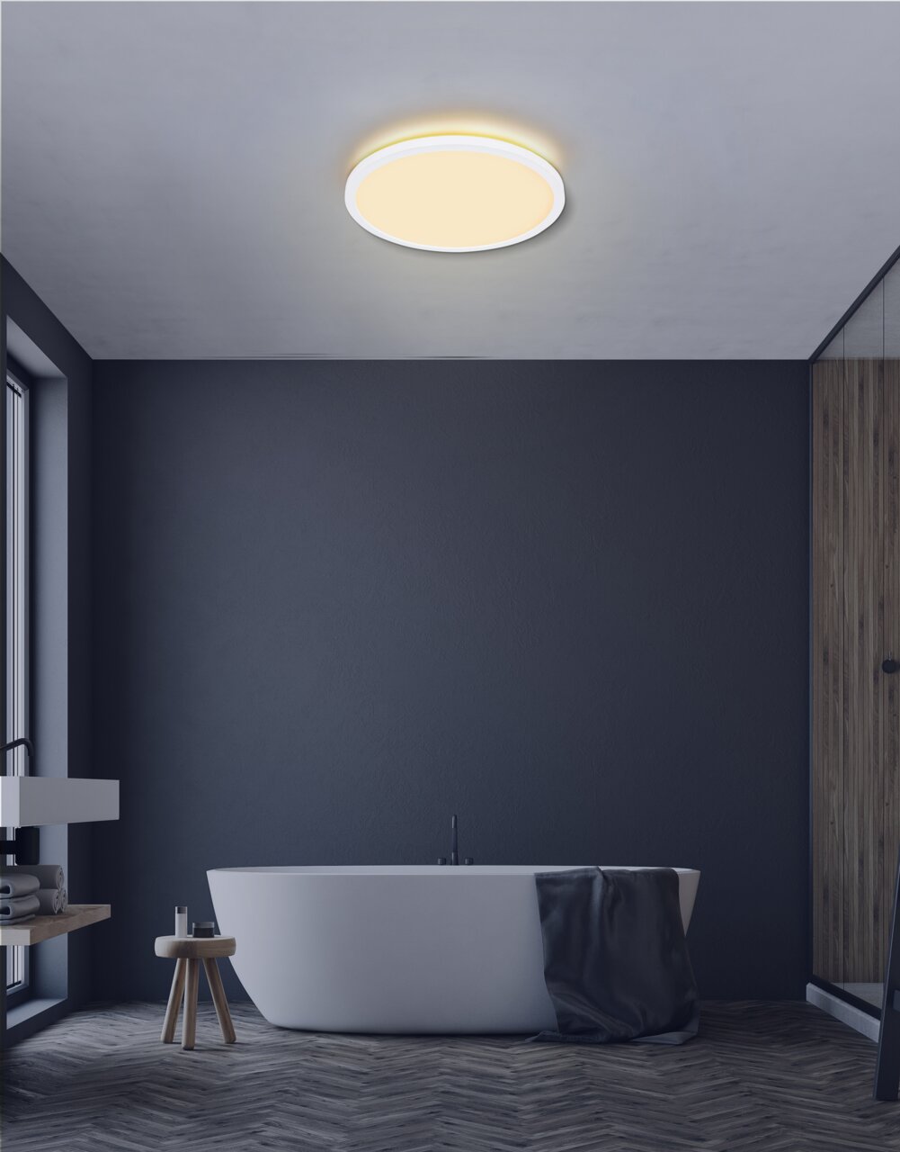 Moderne Deckenleuchte SAPANA in einem stilvollen Badezimmer, von unten betrachtet.