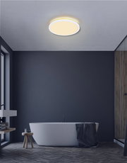 Moderne Deckenleuchte SAPANA in einem stilvollen Badezimmer, von unten betrachtet.