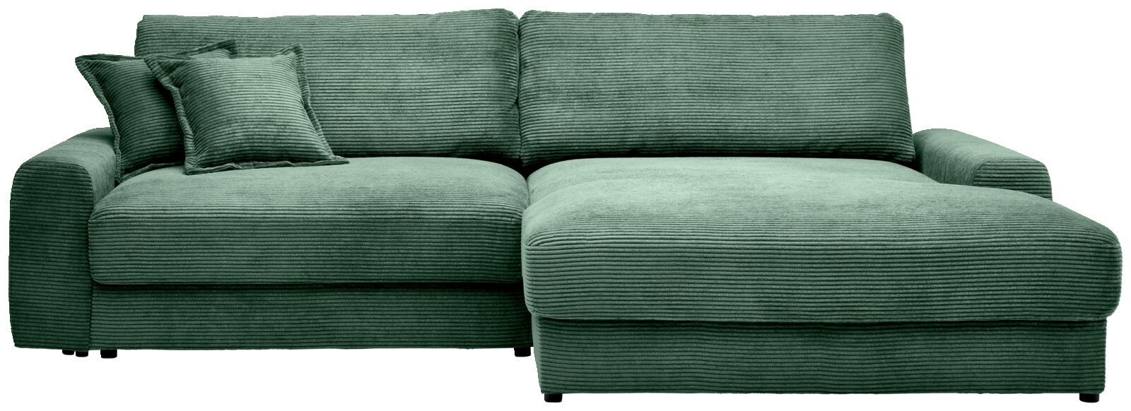Grünes Cord-Ecksofa mit rechter Ottomane/Longchair, breiten Armlehnen und zwei Kissen, frontal von vorn freigestellt auf weißem Hintergrund
