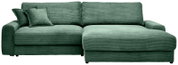 Grünes Cord-Ecksofa mit rechter Ottomane/Longchair, breiten Armlehnen und zwei Kissen, frontal von vorn freigestellt auf weißem Hintergrund