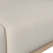 Nahaufnahme einer beigen Loungegarnitur mit strukturierter Oberfläche, seitliche Perspektive