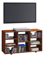 Braunes TV-Lowboard/Medienregal aus Holzoptik mit mehreren offenen Fächern, bestückt mit DVDs und CDs, darüber ein Flachbildfernseher; Frontansicht leicht von oben.