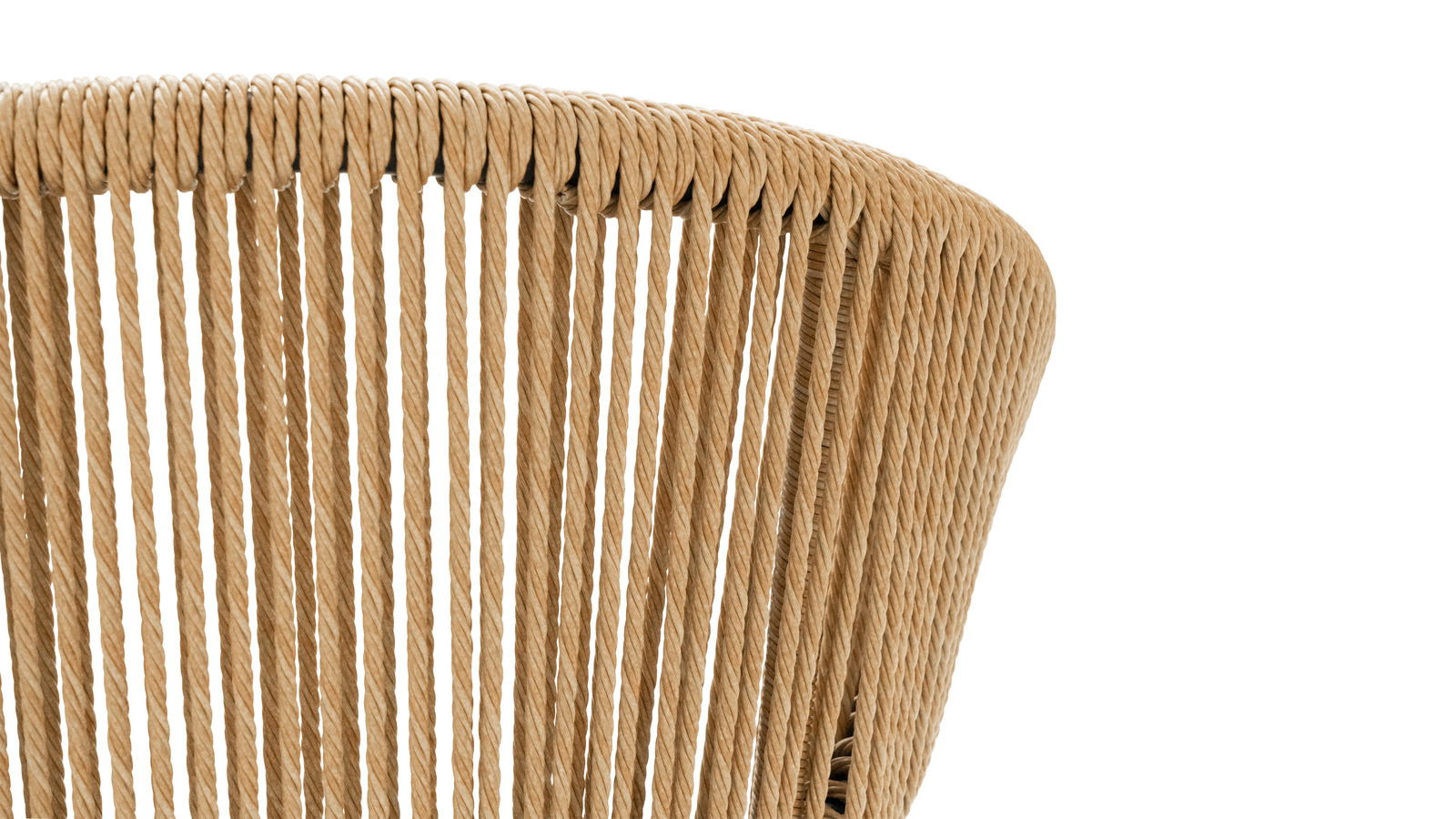Nahaufnahme eines Gartensessels mit geflochtenem Seildesign, seitliche Perspektive
