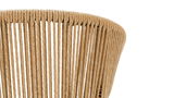 Nahaufnahme eines Gartensessels mit geflochtenem Seildesign, seitliche Perspektive