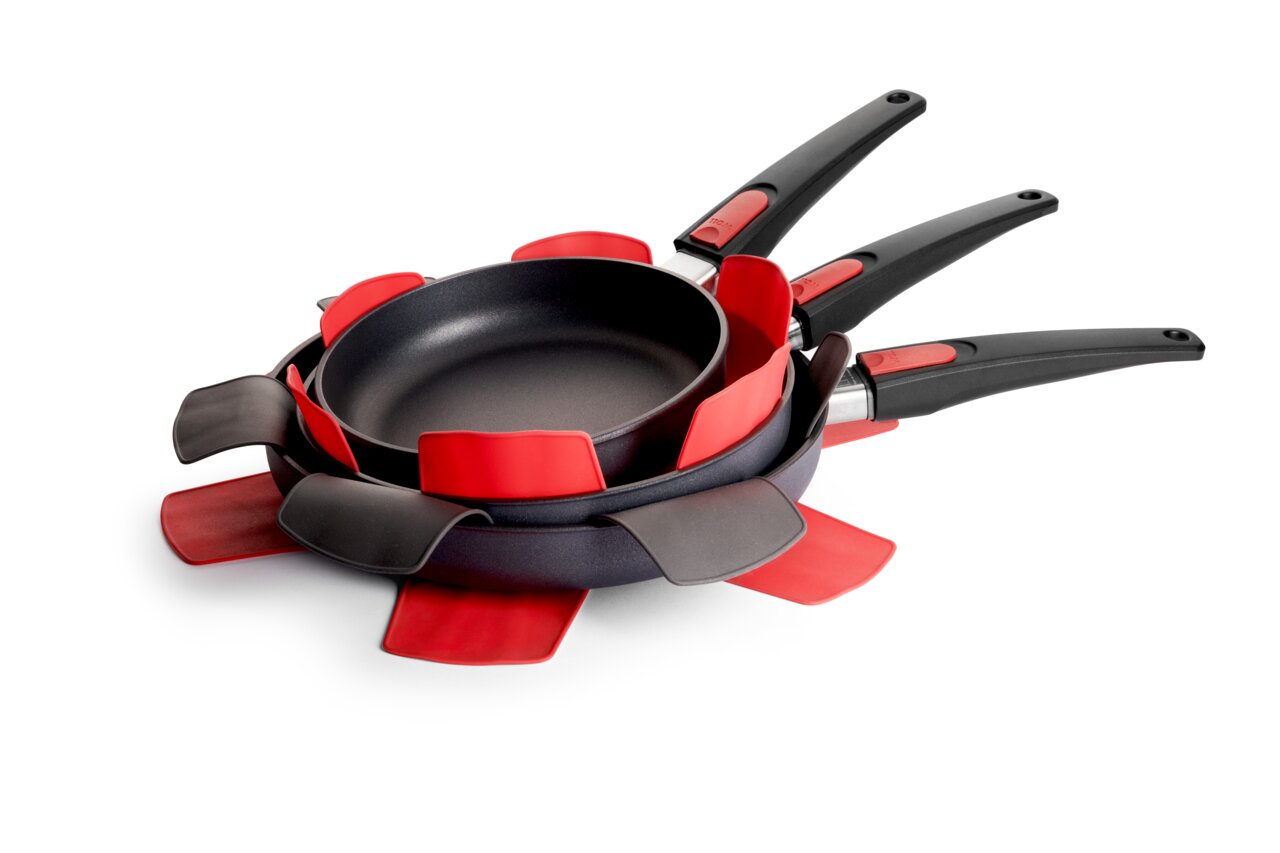 Woll Silikon Pfannenschutz 3er-Set SILICONE Pfannenschutz-Set in Rot und Schwarz, bestehend aus gestapelten Pfannen mit Schutzpolstern, seitliche Perspektive