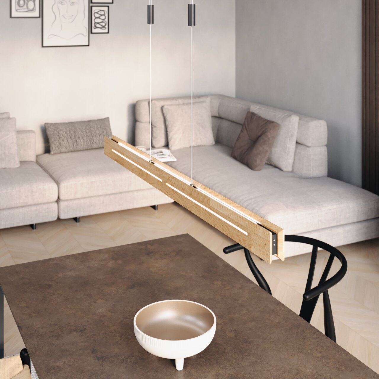 Moderne LED-Pendelleuchte aus Holz, hängend über einem Esstisch in einem stilvoll eingerichteten Wohnzimmer, seitliche Perspektive.