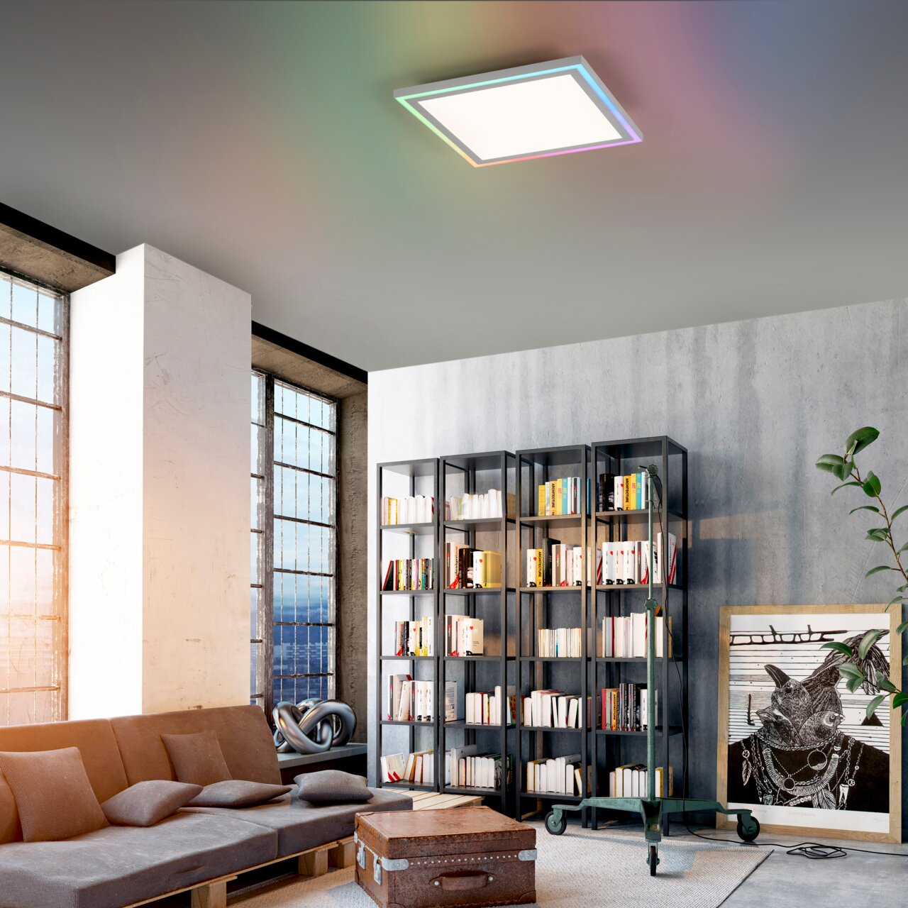 Moderne quadratische Deckenleuchte mit farbigem Rand in einem stilvollen Wohnzimmer, Perspektive von unten.