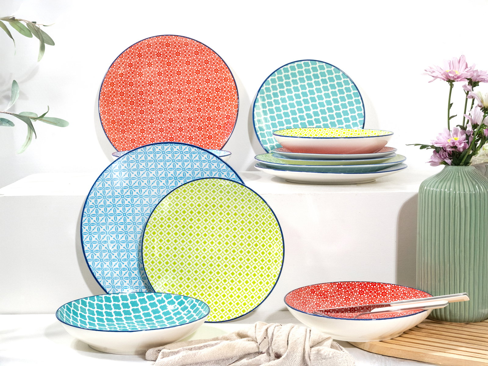 Creatable Tellerset 12-tlg MEDITERRAN Buntes Tellerset 12-tlg mit verschiedenen Mustern, seitliche Perspektive