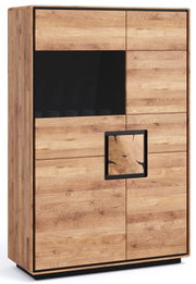 Hoher Holzschrank/Vitrine in Eiche-Optik mit schwarzem Rahmen, Glaseinsatz und markantem Griffdetail, freigestellt auf Weiß, Ansicht leicht schräg von vorn links