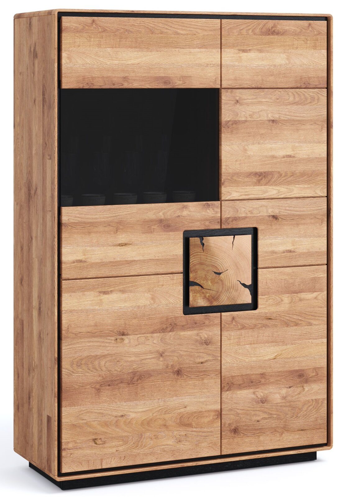 Hoher Holzschrank/Vitrine in Eiche-Optik mit schwarzem Rahmen, Glaseinsatz und markantem Griffdetail, freigestellt auf Weiß, Ansicht leicht schräg von vorn links