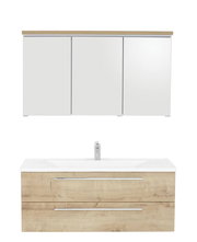 Frontansicht einer modernen Badkombination mit Holzoptik-Unterschrank und weißem Waschbecken, darüber ein dreiteiliger Spiegelschrank.