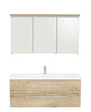 Frontansicht einer modernen Badkombination mit Holzoptik-Unterschrank und weißem Waschbecken, darüber ein dreiteiliger Spiegelschrank.