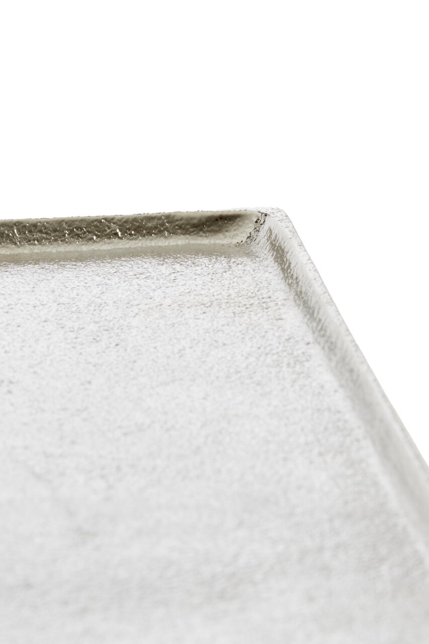 Nahaufnahme einer eckigen, strukturierten Schale aus Keramik, von oben betrachtet.