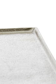 Nahaufnahme einer eckigen, strukturierten Schale aus Keramik, von oben betrachtet.