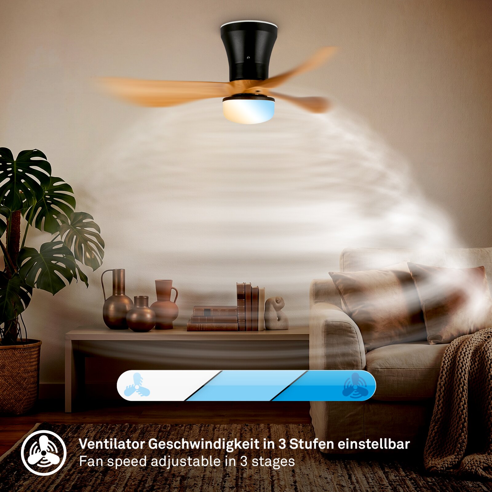 Onderaanzicht van een draaiende plafondventilator met drie houtkleurige bladen, zwarte behuizing, geïntegreerde verlichting en drie instelbare snelheden in een sfeervolle woonkamer.