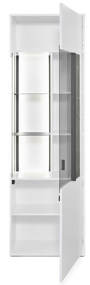 Weiße Vitrine mit Glastüren, teilweise geöffnet, von vorne betrachtet.