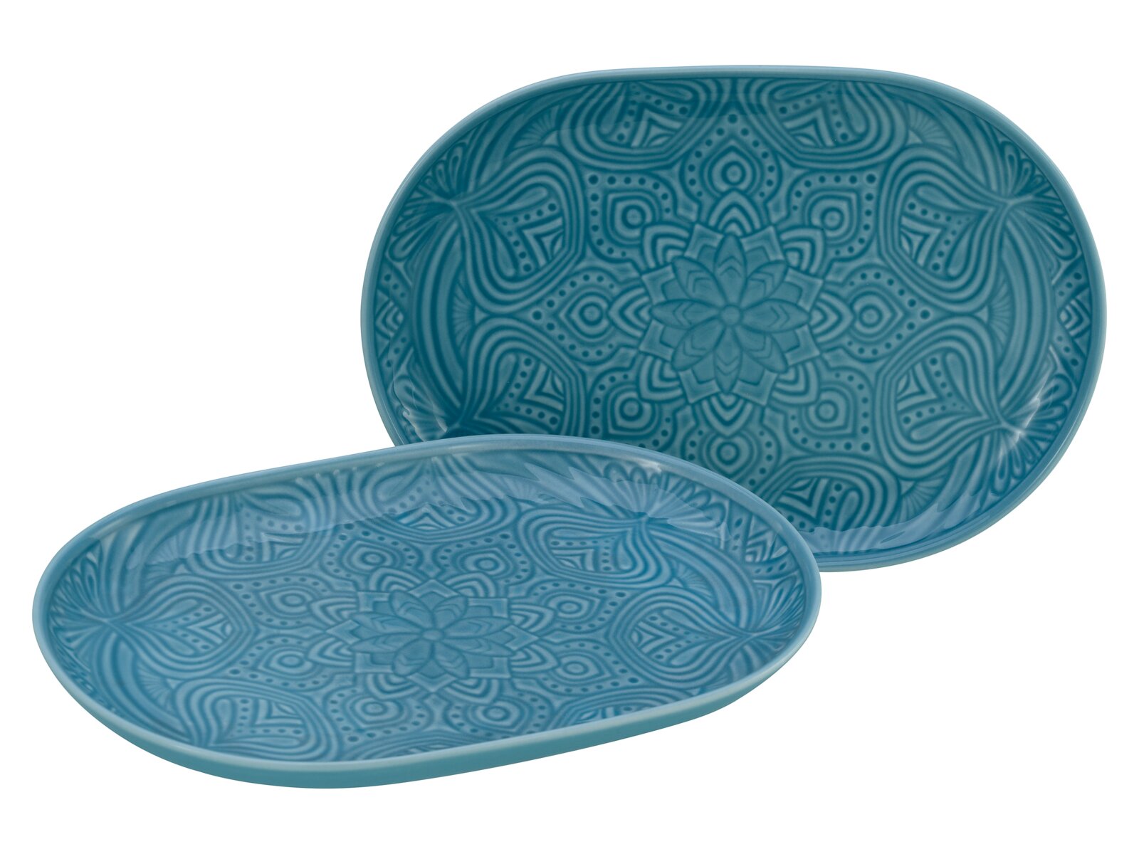 Creatable Servierteller-Set 2-lg ORIENT MANDALA Zwei ovale, türkisfarbene Keramik-Servierplatten mit geprägtem Mandala-Ornament, eine liegend und eine aufrecht im Hintergrund, Produktansicht leicht schräg von vorn