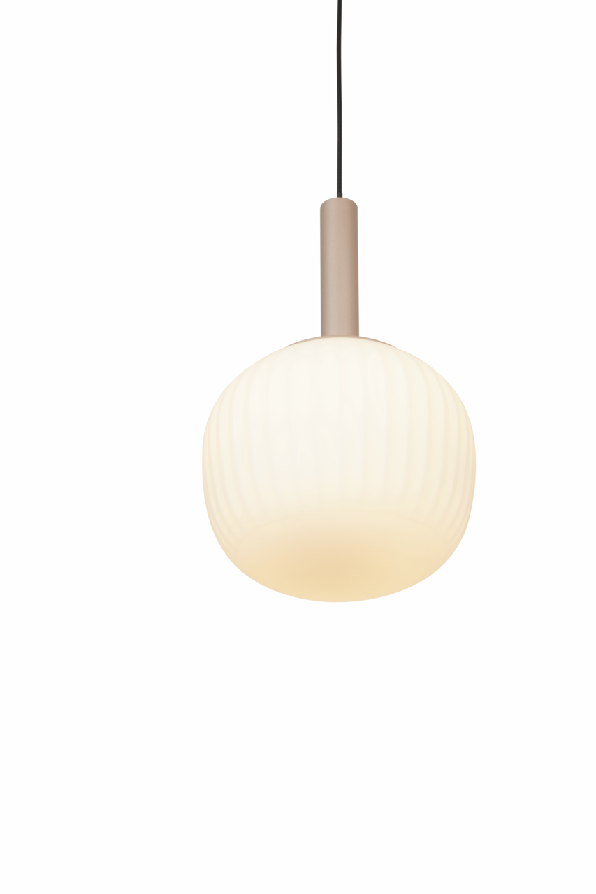 Moderne LED-Hängeleuchte mit rundem, geripptem Lampenschirm aus Milchglas, seitliche Perspektive