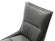 Nahaufnahme eines modernen, gepolsterten Stuhls in dunklem Leder, Ansicht von der Seite