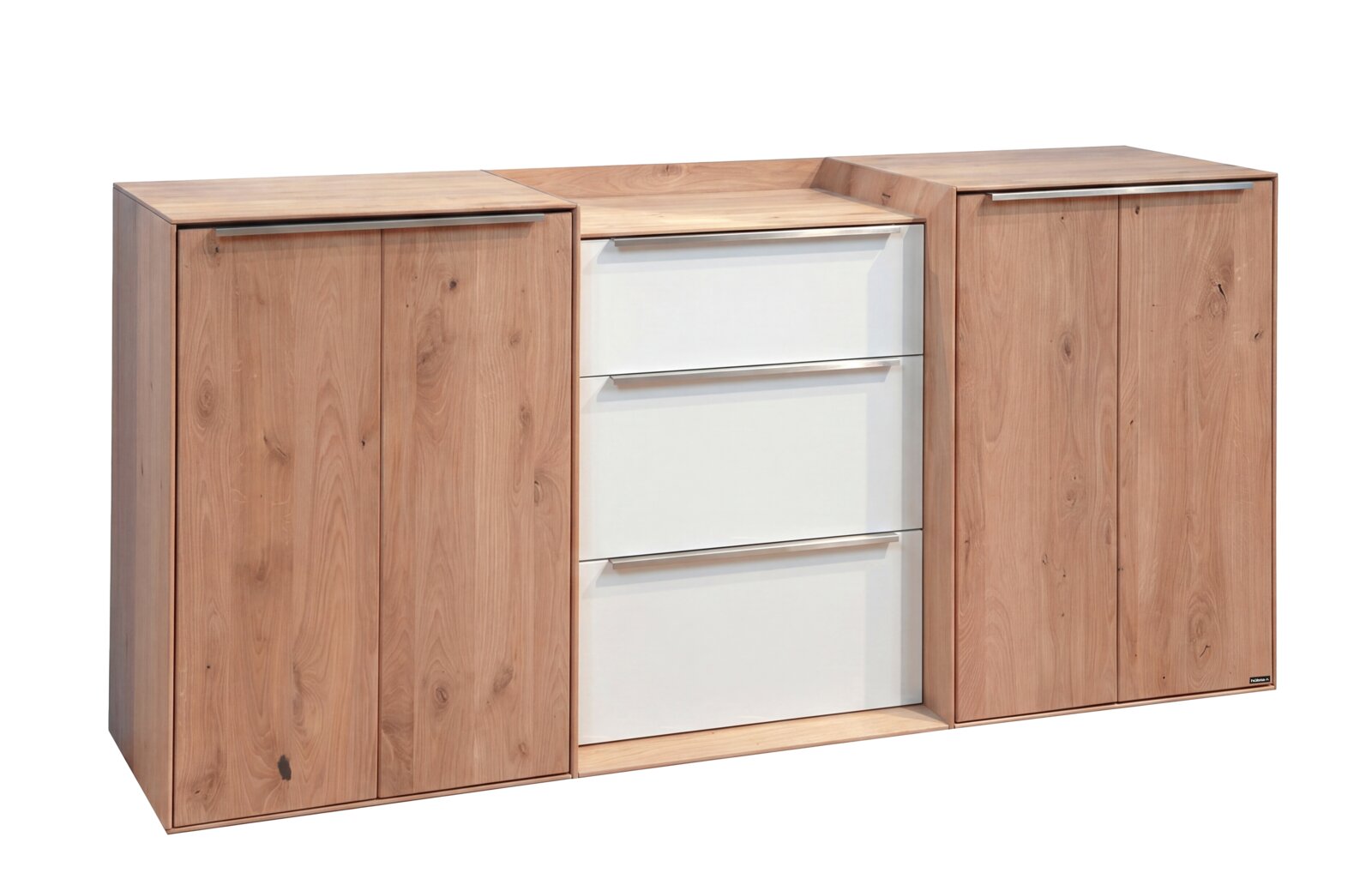 Hülsta Sideboardkombination MADERA Modernes Sideboard aus Holz mit zwei Schrankbereichen links und rechts sowie drei weißen Schubladen in der Mitte, Frontansicht in leichter Perspektive von vorne rechts.