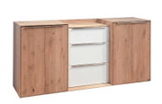 Modernes Sideboard aus Holz mit zwei Schrankbereichen links und rechts sowie drei weißen Schubladen in der Mitte, Frontansicht in leichter Perspektive von vorne rechts.