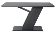 Moderner Tisch mit schrägem, Z-förmigem Fuß in dunkler Holzoptik, seitliche Perspektive