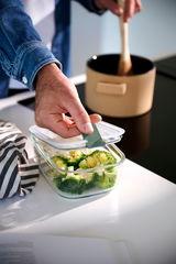 Glas Frischhaltedose Easyclip mit Brokkoli, aus der Vogelperspektive betrachtet, während der Deckel geöffnet wird.