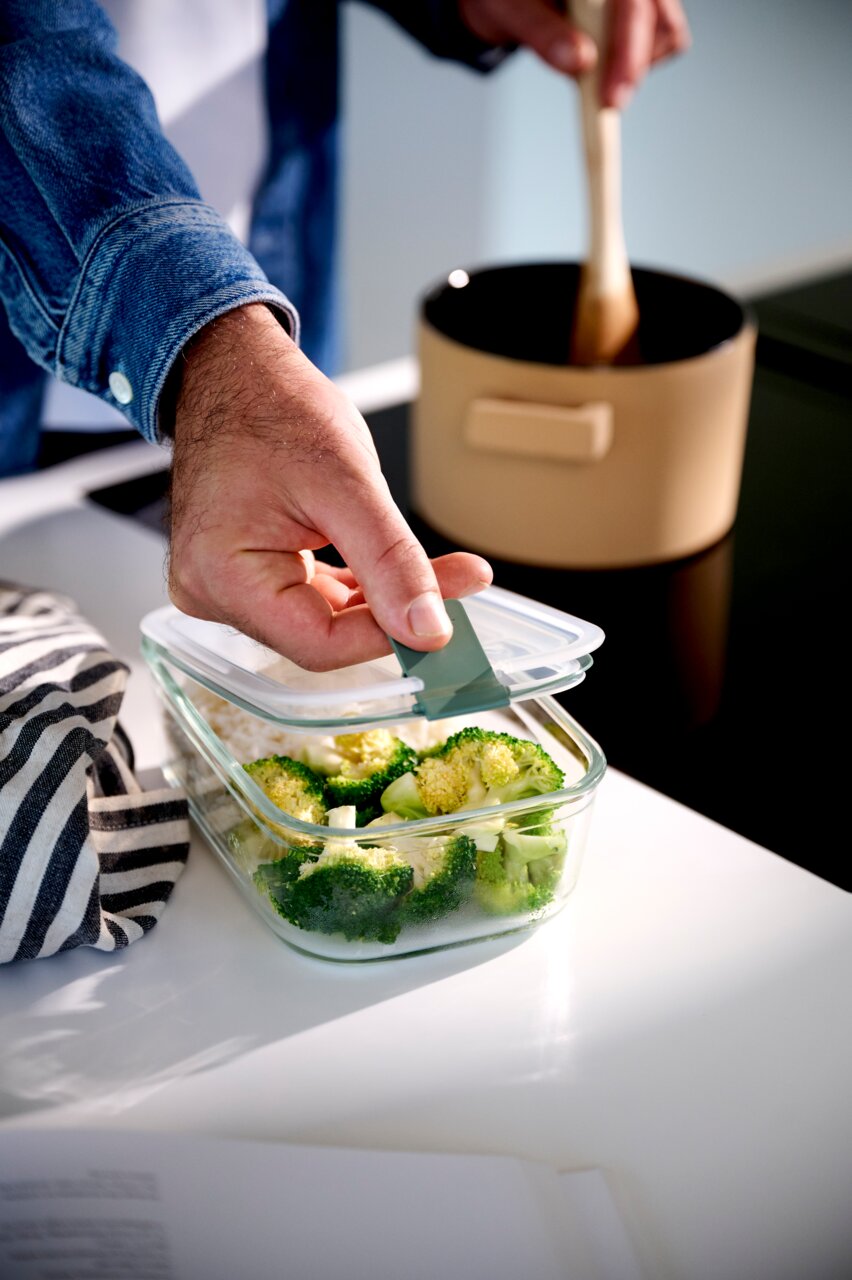 Glas Frischhaltedose Easyclip mit Brokkoli, aus der Vogelperspektive betrachtet, während der Deckel geöffnet wird.