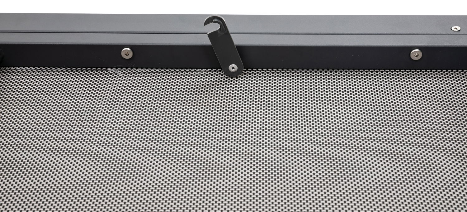 Nahaufnahme einer Gartenliege mit schwarzem Metallrahmen und grauem Netzgewebe, von oben betrachtet.