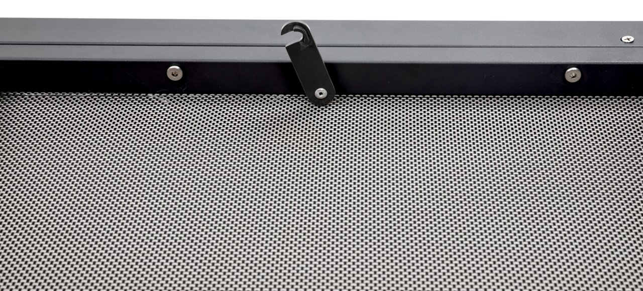 Nahaufnahme einer Gartenliege mit schwarzem Metallrahmen und grauem Netzgewebe, von oben betrachtet.