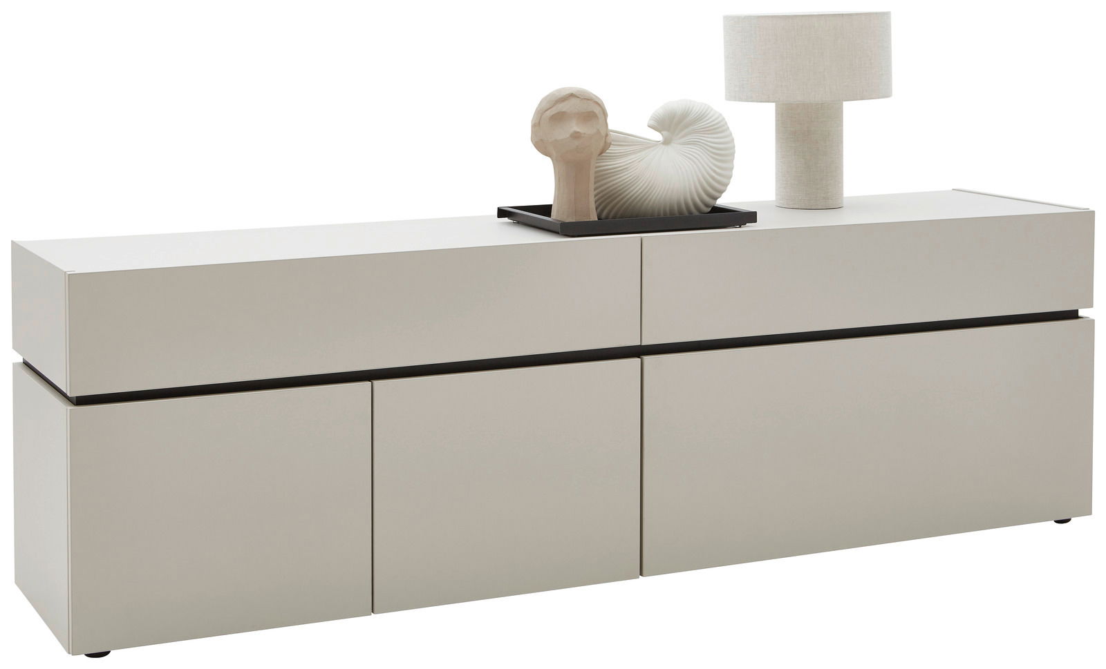 Voleo TV-Lowboard UNIQUE Modernes TV-Lowboard in hellem Beige mit klaren Linien, dekoriert mit einer Skulptur und einer Lampe, seitliche Perspektive