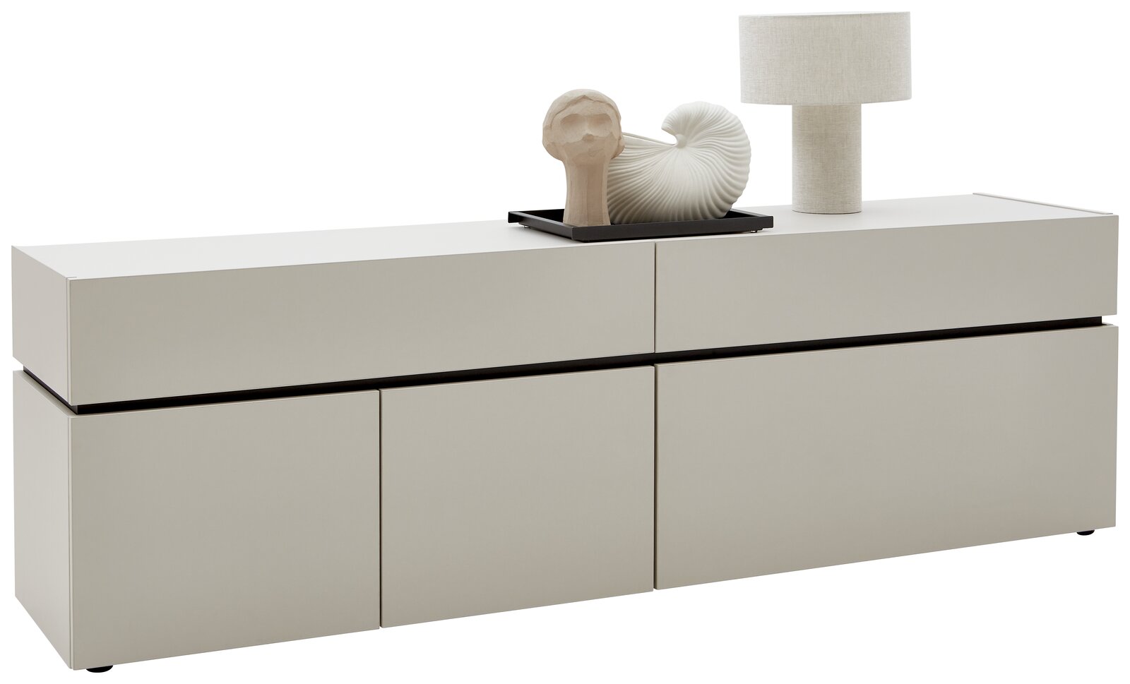 Modernes TV-Lowboard in hellem Beige mit klaren Linien, dekoriert mit einer Skulptur und einer Lampe, seitliche Perspektive