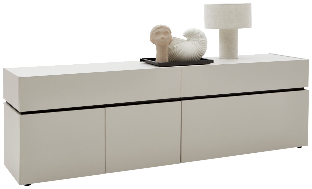 Modernes TV-Lowboard in hellem Beige mit klaren Linien, dekoriert mit einer Skulptur und einer Lampe, seitliche Perspektive