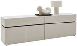 Modernes TV-Lowboard in hellem Beige mit klaren Linien, dekoriert mit einer Skulptur und einer Lampe, seitliche Perspektive