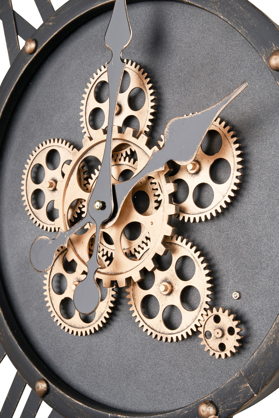 Nahaufnahme einer Wanduhr mit sichtbaren Zahnrädern und schwarzen Zeigern, seitliche Perspektive.