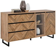 Holz-Sideboard mit Fischgrätenmuster, drei Schubladen und einer Glastür, dekoriert mit Vasen und Büchern, seitliche Perspektive