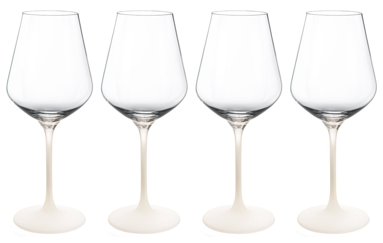 Vier Rotweingläser in einer frontalen Ansicht, elegant und transparent, ideal für stilvolle Anlässe.