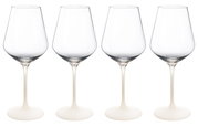 Vier Rotweingläser in einer frontalen Ansicht, elegant und transparent, ideal für stilvolle Anlässe.