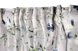Nahaufnahme eines Dekoschals mit floralen Mustern in verschiedenen Farben, aus der Perspektive von vorne.